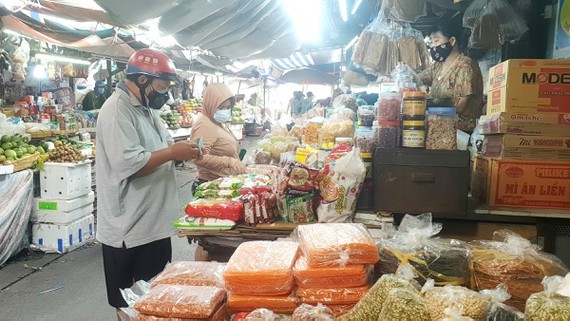 Districts reopen traditional markets cautiously ảnh 1