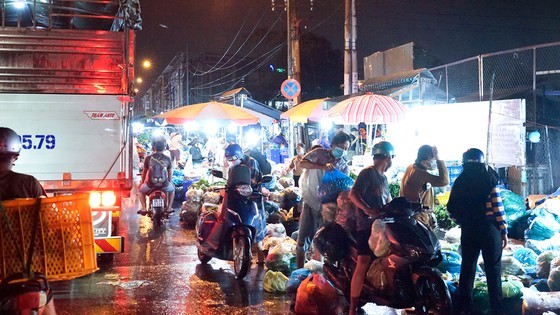Traditional markets gradually reopen, spontaneous ones mushroom in many places ảnh 2