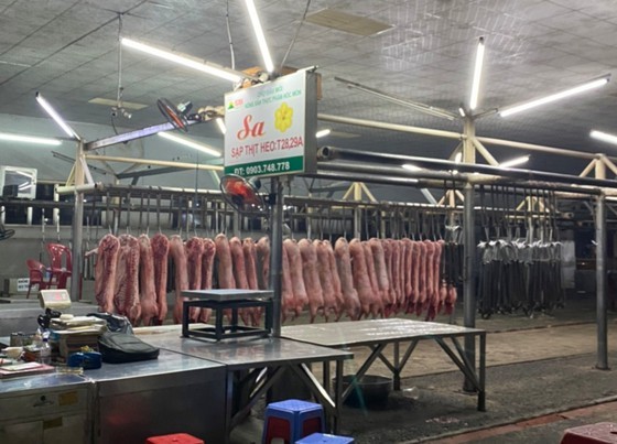 Markets, supermarkets poorly patronized after reopening ảnh 5