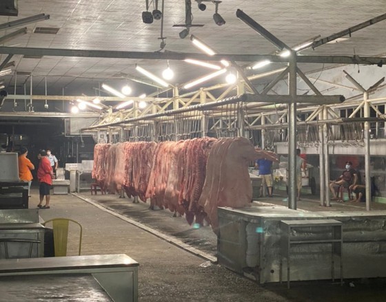 Markets, supermarkets poorly patronized after reopening ảnh 3