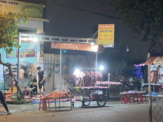 Markets, supermarkets poorly patronized after reopening ảnh 1