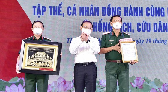 Military Region 7 honors collectives, individuals joining Covid-19 fight ảnh 1