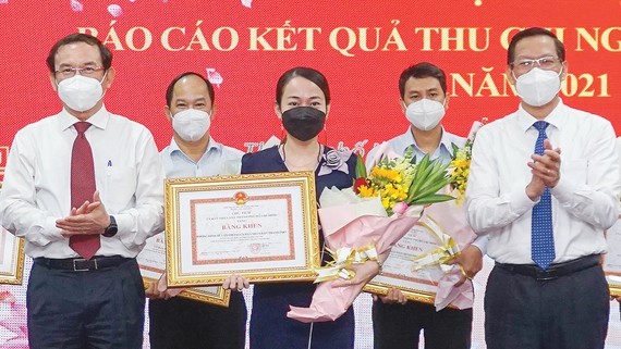 HCMC total budget revenue reaches VND381.53 trillion in 2021 ảnh 1