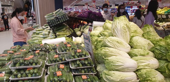 Plentiful supply of goods cools down prices ảnh 2