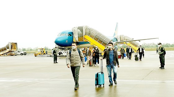 People hesitate to return home for Tet due to Covid-19 prevention regulations ảnh 1