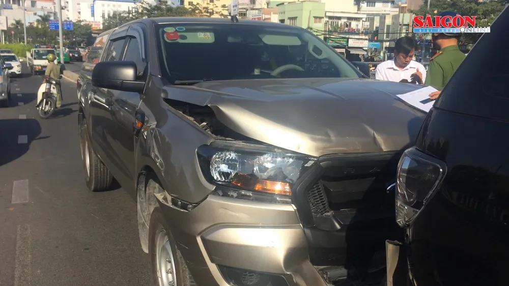 3 xe ô tô va chạm, 2 vợ chồng cùng con nhỏ kêu cứu