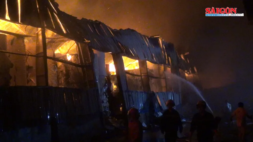Cháy lúc rạng sáng, nhà xưởng 1500m2 đổ sập