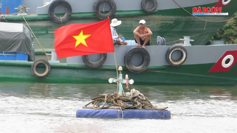 Ghe hơn 100 tấn chìm ở TPHCM, 3 người thoát chết