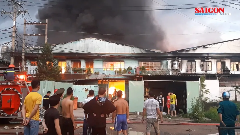 Xưởng sx khăn lạnh phát cháy, hơn 100 chiến sĩ PCCC tham gia dập lửa