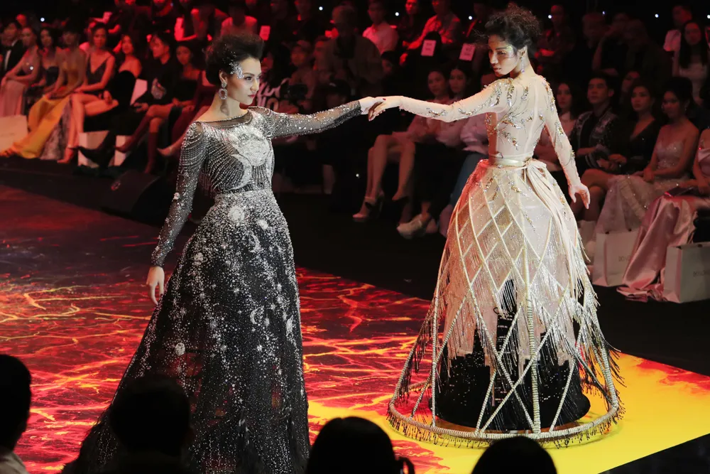 Dàn sao đình đám Phạm Hương, Hương Giang, Ngọc Trinh xuất hiện trong show thời trang "Into the dark" ảnh 9