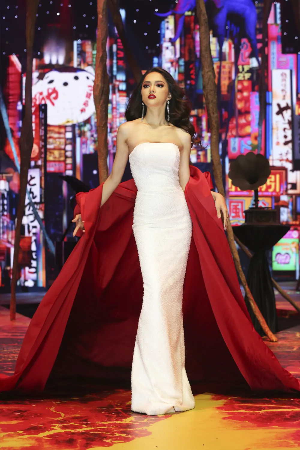 Dàn sao đình đám Phạm Hương, Hương Giang, Ngọc Trinh xuất hiện trong show thời trang "Into the dark" ảnh 2