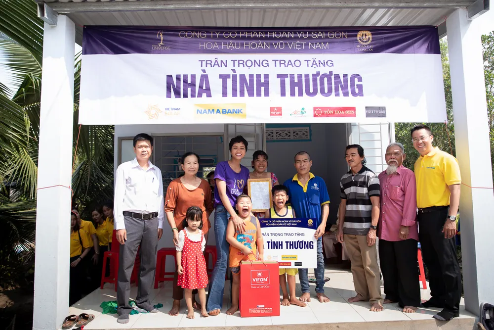 H’Hen Niê, Hoàng Thùy tặng quà tết cho người nghèo tại Long An ảnh 4