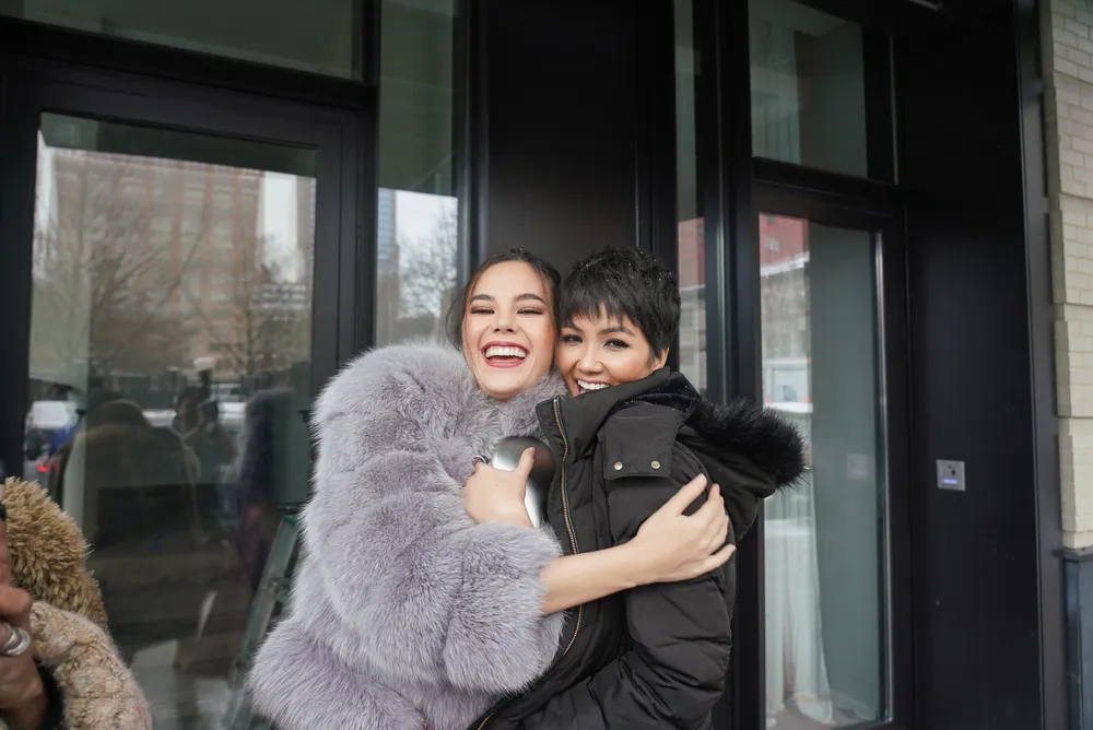 H’Hen Niê tái ngộ đương kim Miss Universe Catriona Gray tại New York Fashion Week ảnh 2