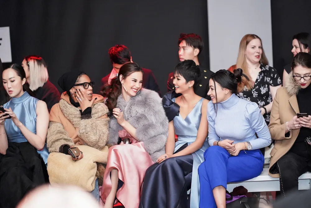 H’Hen Niê tái ngộ đương kim Miss Universe Catriona Gray tại New York Fashion Week ảnh 5