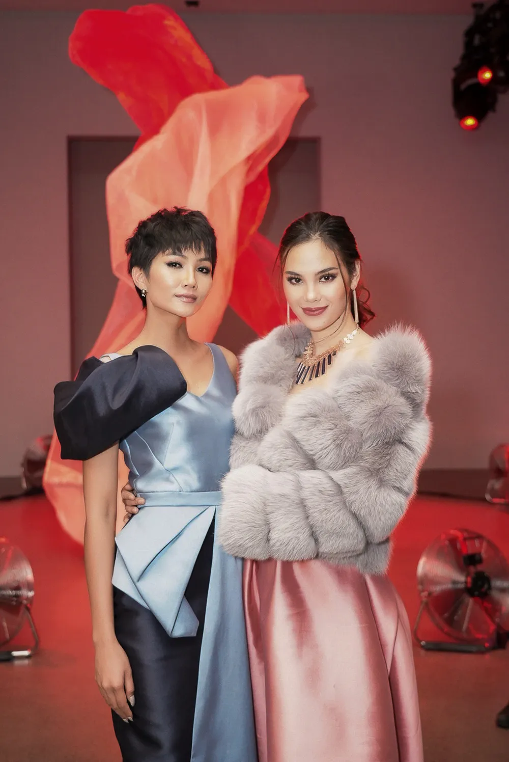 H’Hen Niê tái ngộ đương kim Miss Universe Catriona Gray tại New York Fashion Week ảnh 4