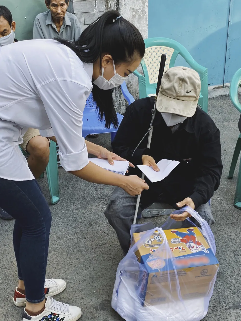 Á hậu Kim Duyên ủng hộ 5 tấn gạo giúp người bán vé số có hoàn cảnh khó khăn ảnh 2