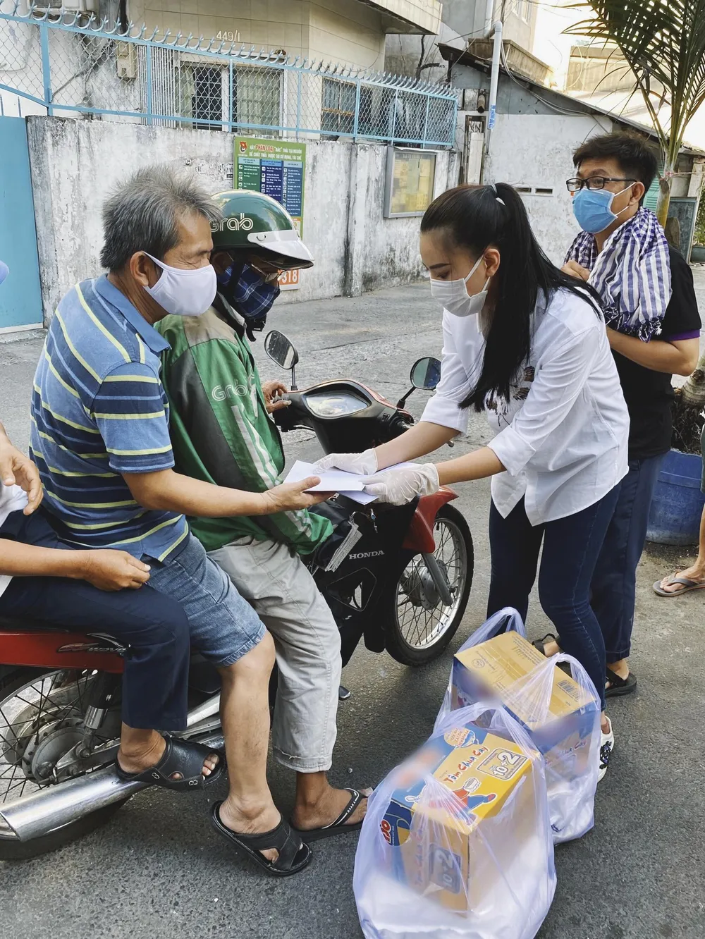 Á hậu Kim Duyên ủng hộ 5 tấn gạo giúp người bán vé số có hoàn cảnh khó khăn ảnh 4