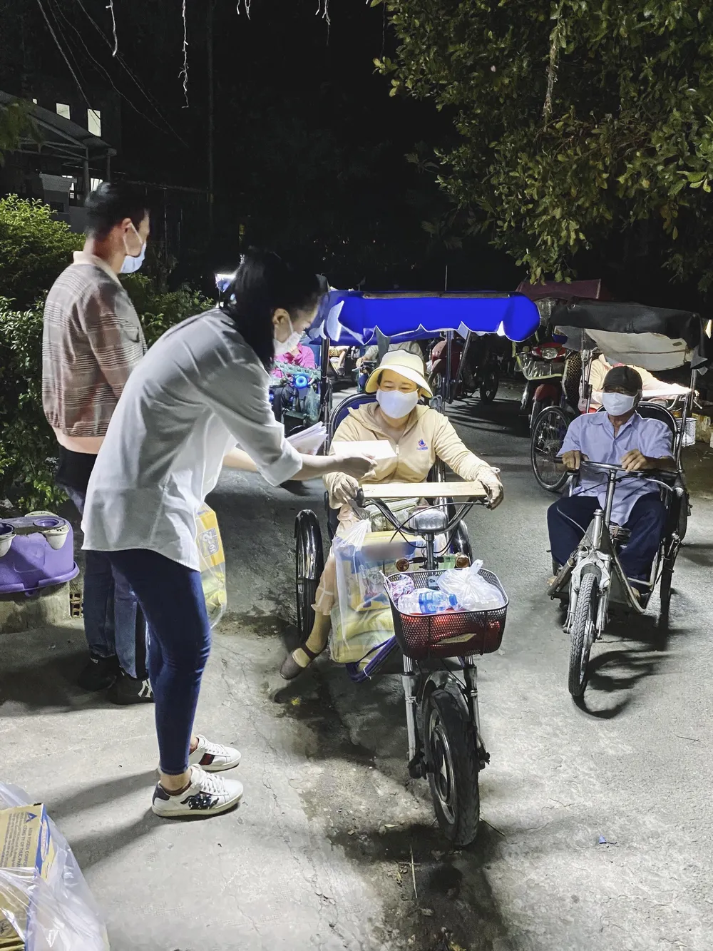 Á hậu Kim Duyên ủng hộ 5 tấn gạo giúp người bán vé số có hoàn cảnh khó khăn ảnh 3