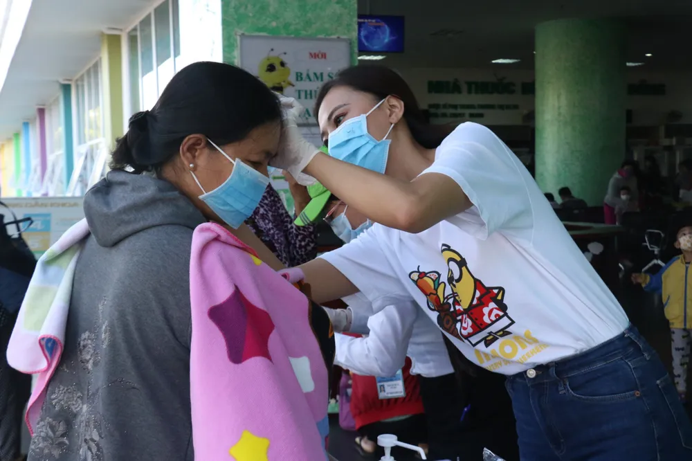 Á hậu Kim Duyên ủng hộ 5 tấn gạo giúp người bán vé số có hoàn cảnh khó khăn ảnh 5