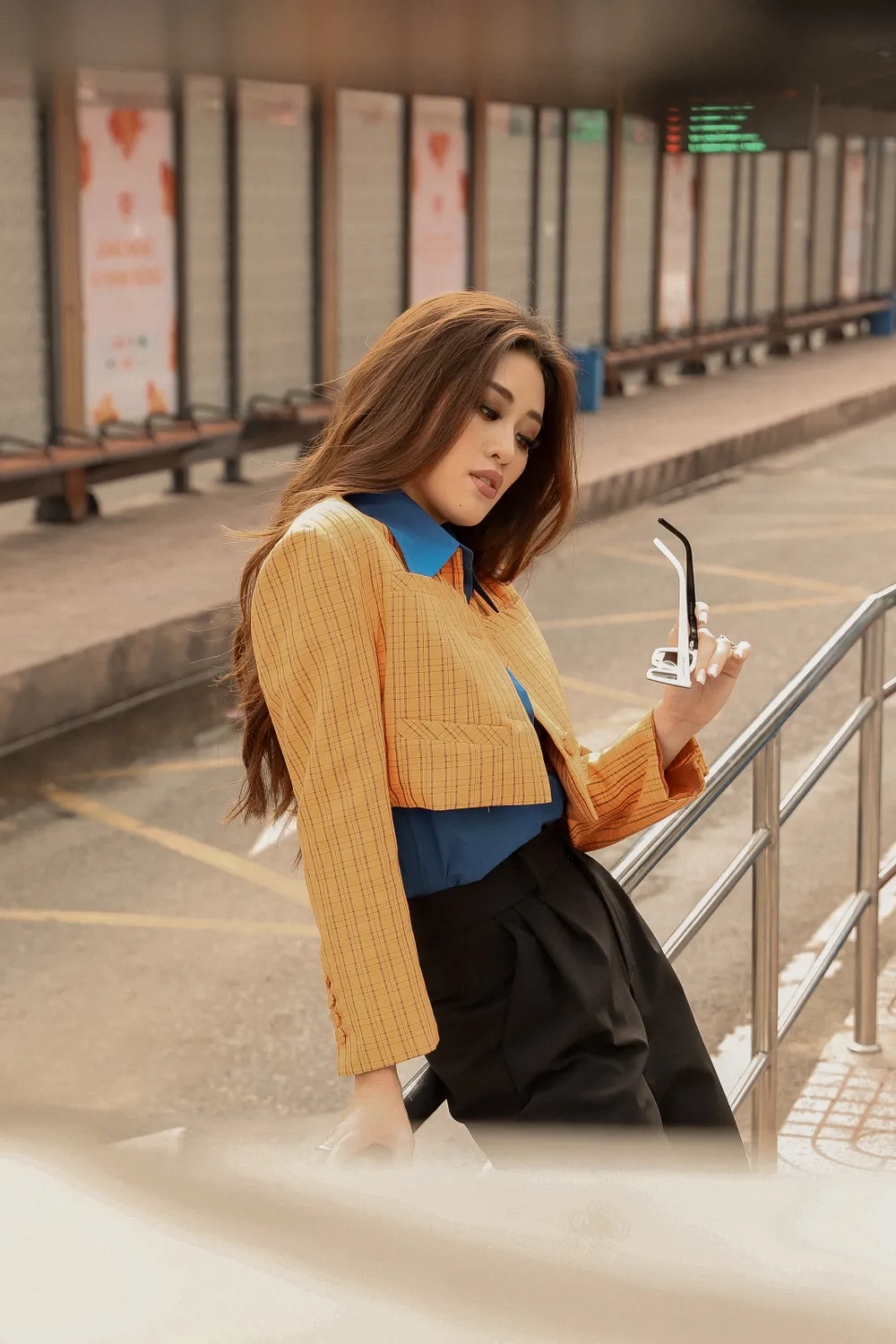 Hoa hậu Hoàn vũ Việt Nam Khánh Vân thả dáng dạo phố trong trang phục tone trầm ảnh 10