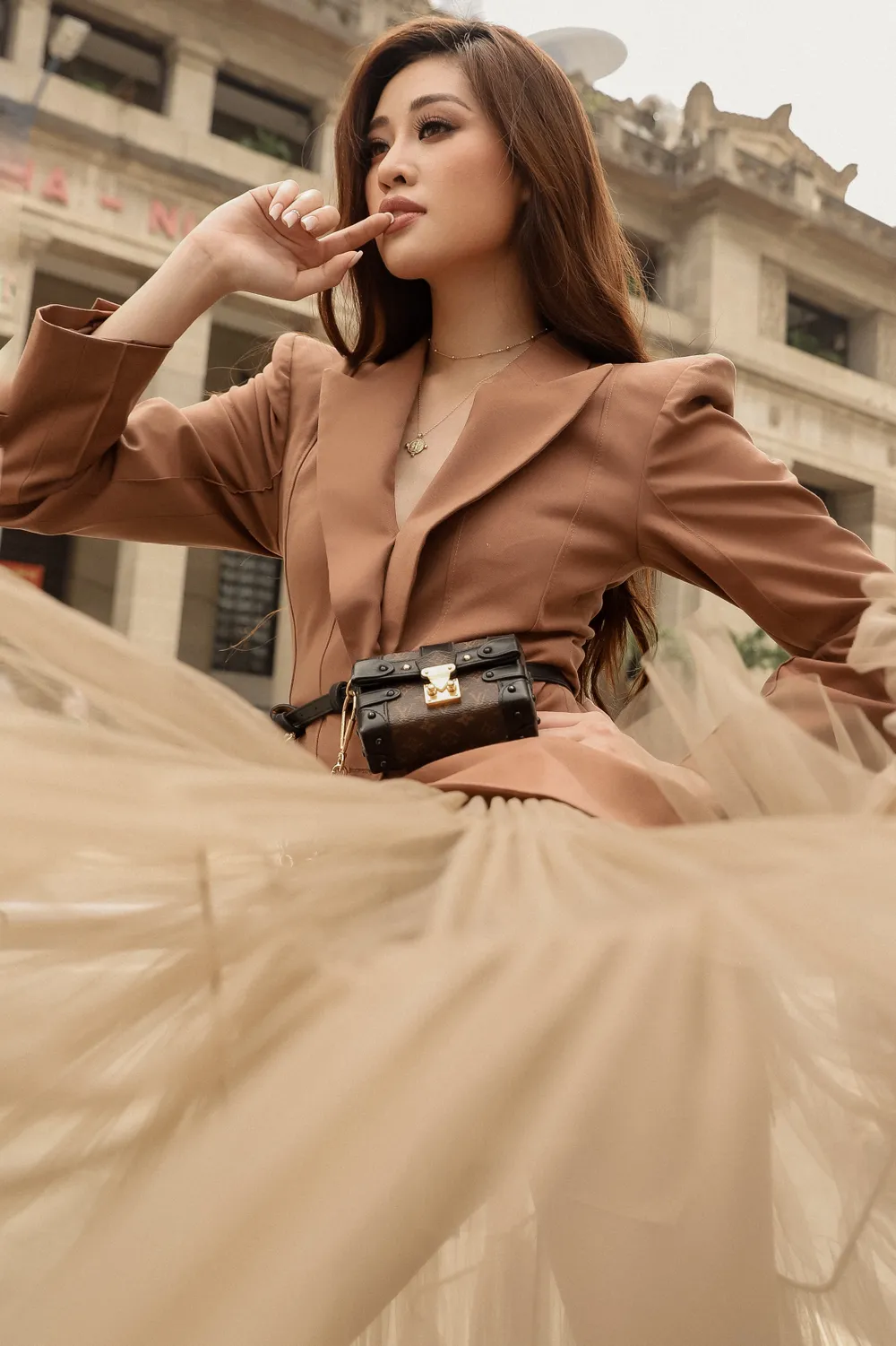 Hoa hậu Hoàn vũ Việt Nam Khánh Vân thả dáng dạo phố trong trang phục tone trầm ảnh 4