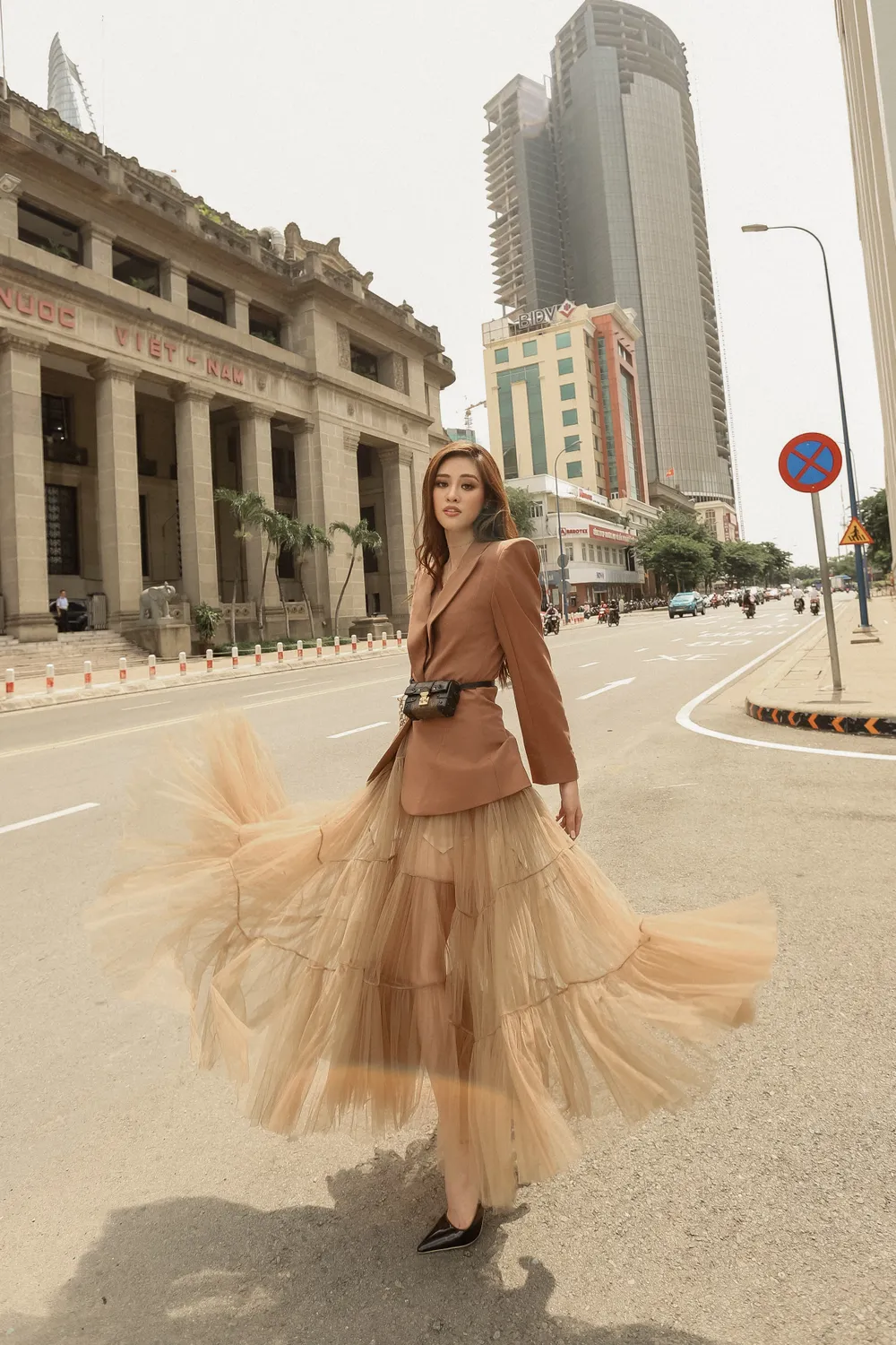 Hoa hậu Hoàn vũ Việt Nam Khánh Vân thả dáng dạo phố trong trang phục tone trầm ảnh 2