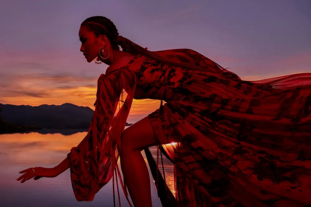 Tiểu Vy hóa “nàng thơ” tươi mới, tràn đầy năng lượng trong dự án “Fashion Destination” của NTK Lê Thanh Hòa ảnh 16