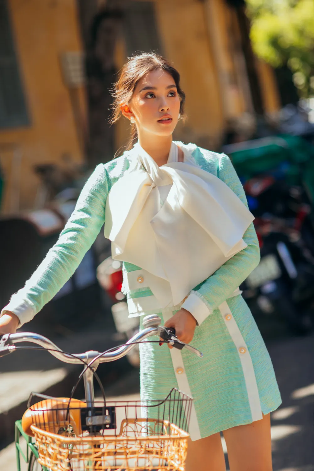 Tiểu Vy hóa “nàng thơ” tươi mới, tràn đầy năng lượng trong dự án “Fashion Destination” của NTK Lê Thanh Hòa ảnh 4