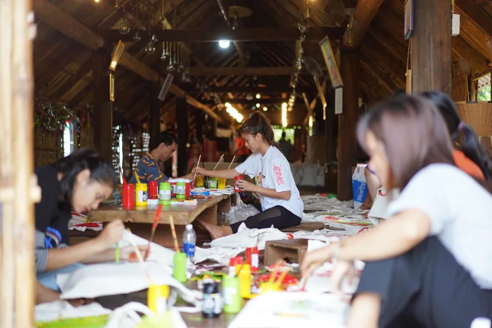 H’Hen Niê, Khánh Vân, Mâu Thuỷ, Lệ Hằng, Lê Thuý tổ chức vui tết trung thu cho trẻ em buôn làng ảnh 1