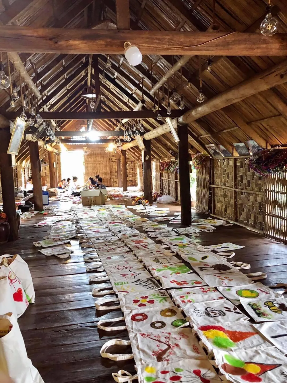 H’Hen Niê, Khánh Vân, Mâu Thuỷ, Lệ Hằng, Lê Thuý tổ chức vui tết trung thu cho trẻ em buôn làng ảnh 3