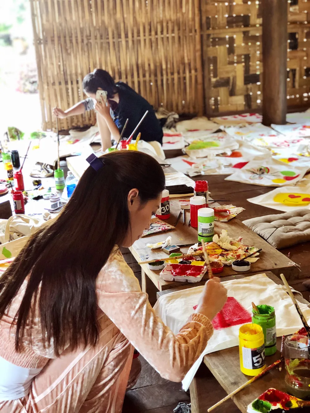 H’Hen Niê, Khánh Vân, Mâu Thuỷ, Lệ Hằng, Lê Thuý tổ chức vui tết trung thu cho trẻ em buôn làng ảnh 2