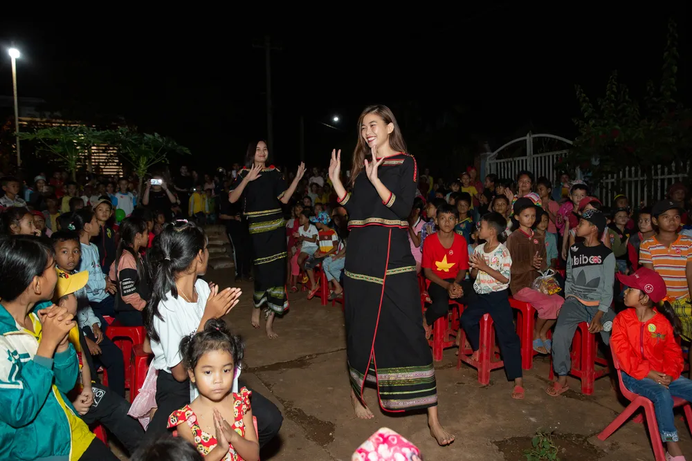 H’Hen Niê, Khánh Vân, Mâu Thuỷ, Lệ Hằng, Lê Thuý tổ chức vui tết trung thu cho trẻ em buôn làng ảnh 8