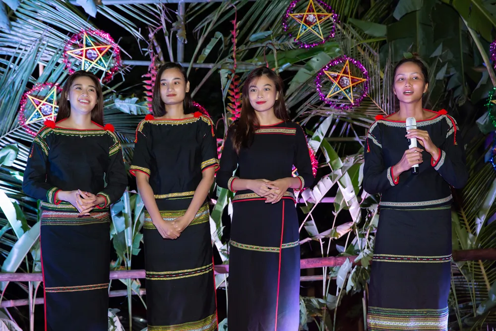 H’Hen Niê, Khánh Vân, Mâu Thuỷ, Lệ Hằng, Lê Thuý tổ chức vui tết trung thu cho trẻ em buôn làng ảnh 9