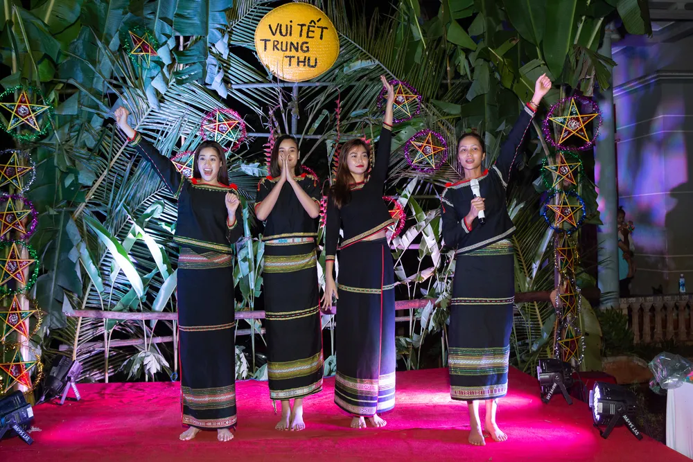 H’Hen Niê, Khánh Vân, Mâu Thuỷ, Lệ Hằng, Lê Thuý tổ chức vui tết trung thu cho trẻ em buôn làng ảnh 10