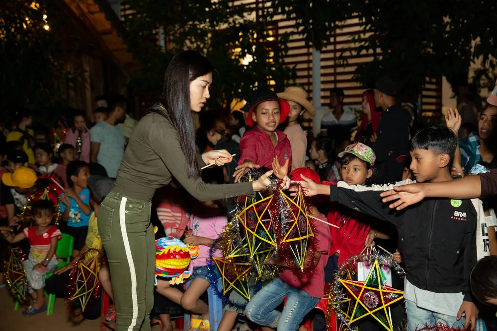 H’Hen Niê, Khánh Vân, Mâu Thuỷ, Lệ Hằng, Lê Thuý tổ chức vui tết trung thu cho trẻ em buôn làng ảnh 18