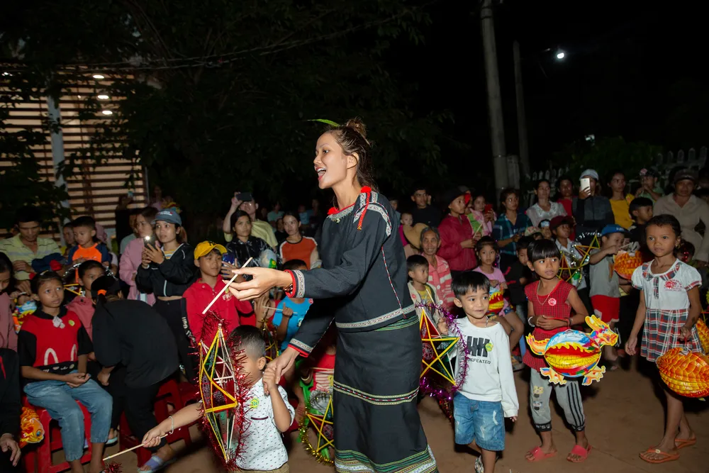H’Hen Niê, Khánh Vân, Mâu Thuỷ, Lệ Hằng, Lê Thuý tổ chức vui tết trung thu cho trẻ em buôn làng ảnh 12