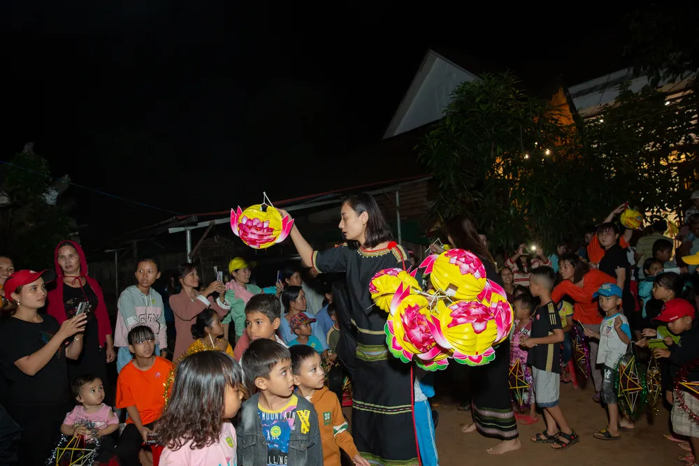 H’Hen Niê, Khánh Vân, Mâu Thuỷ, Lệ Hằng, Lê Thuý tổ chức vui tết trung thu cho trẻ em buôn làng ảnh 17