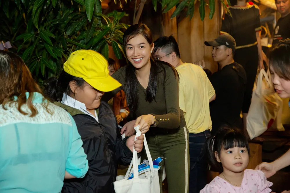 H’Hen Niê, Khánh Vân, Mâu Thuỷ, Lệ Hằng, Lê Thuý tổ chức vui tết trung thu cho trẻ em buôn làng ảnh 14