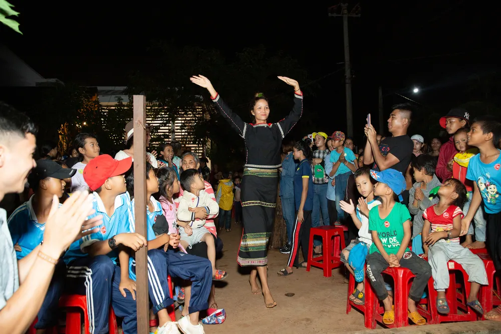 H’Hen Niê, Khánh Vân, Mâu Thuỷ, Lệ Hằng, Lê Thuý tổ chức vui tết trung thu cho trẻ em buôn làng ảnh 6