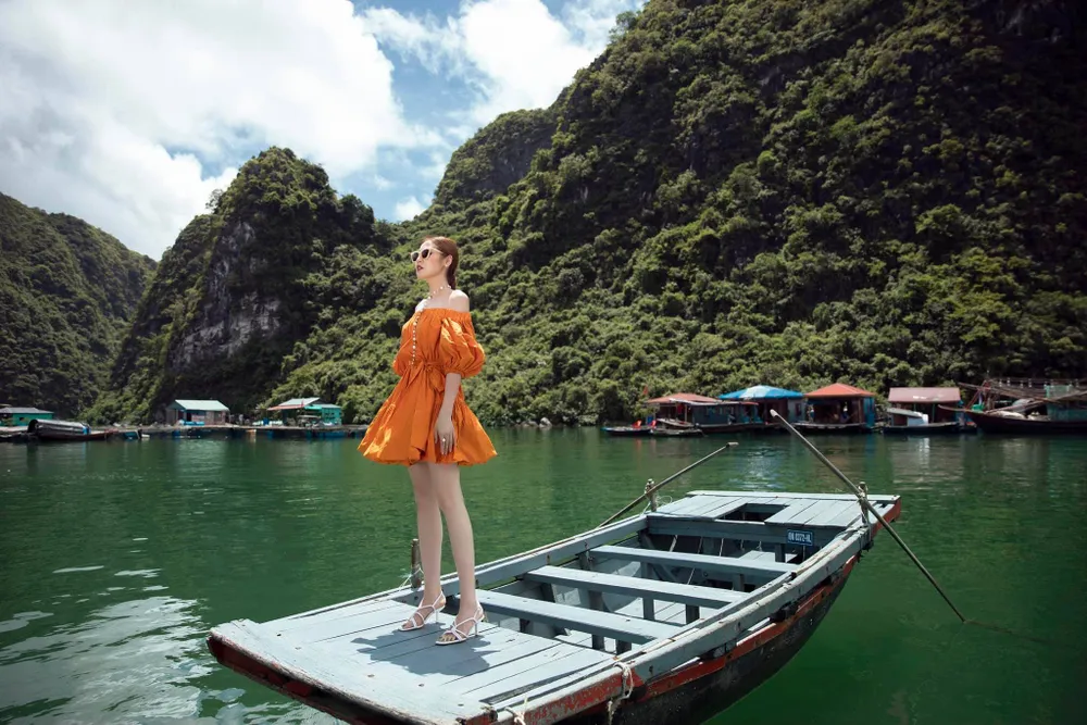 Á hậu Tú Anh tạo dáng giữa biển trời Hạ Long trong thiết kế mùa hè của Lê Thanh Hoà  ảnh 11