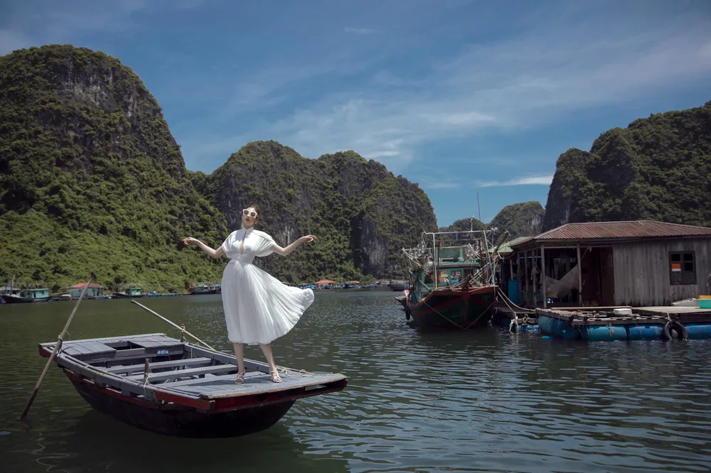 Á hậu Tú Anh tạo dáng giữa biển trời Hạ Long trong thiết kế mùa hè của Lê Thanh Hoà  ảnh 12