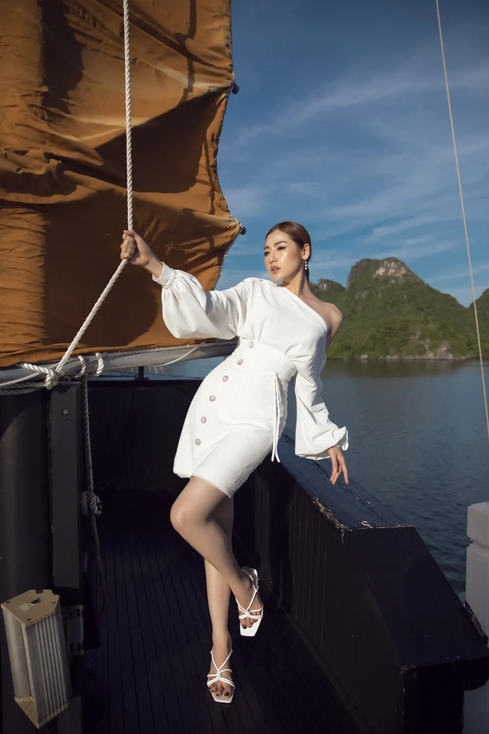 Á hậu Tú Anh tạo dáng giữa biển trời Hạ Long trong thiết kế mùa hè của Lê Thanh Hoà  ảnh 21