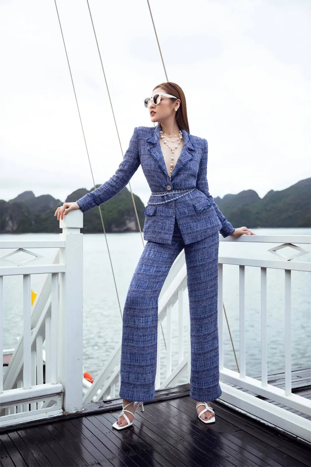 Á hậu Tú Anh tạo dáng giữa biển trời Hạ Long trong thiết kế mùa hè của Lê Thanh Hoà  ảnh 10