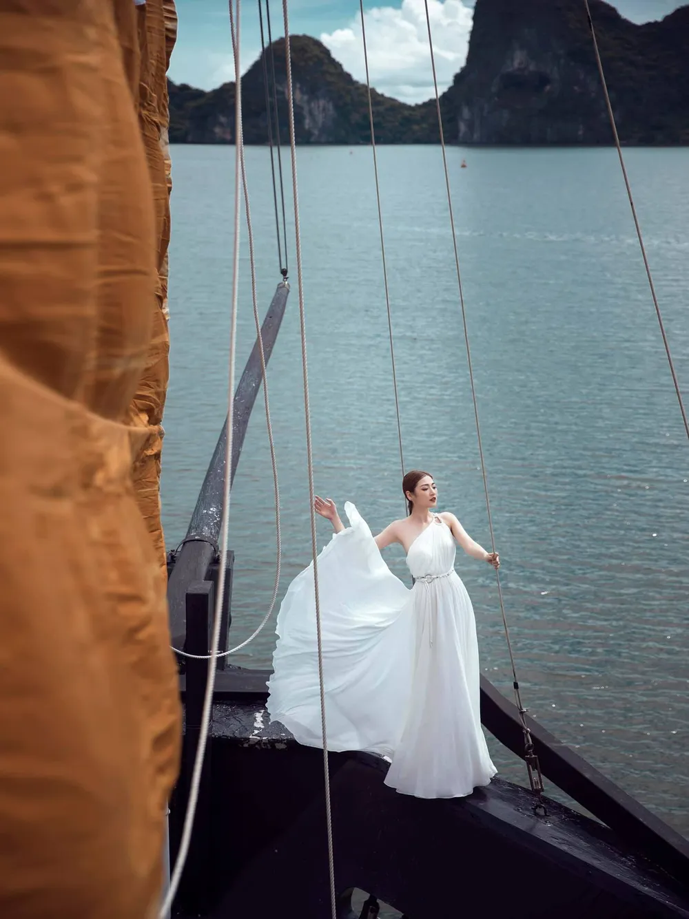 Á hậu Tú Anh tạo dáng giữa biển trời Hạ Long trong thiết kế mùa hè của Lê Thanh Hoà  ảnh 5