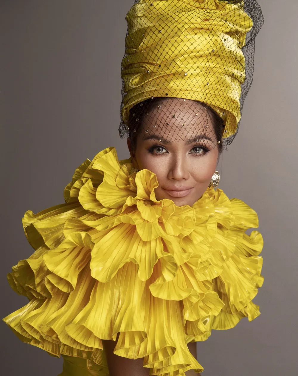 H’Hen Niê kiêu sa, ấn tượng với những chiếc mũ quấn vải ảnh 4