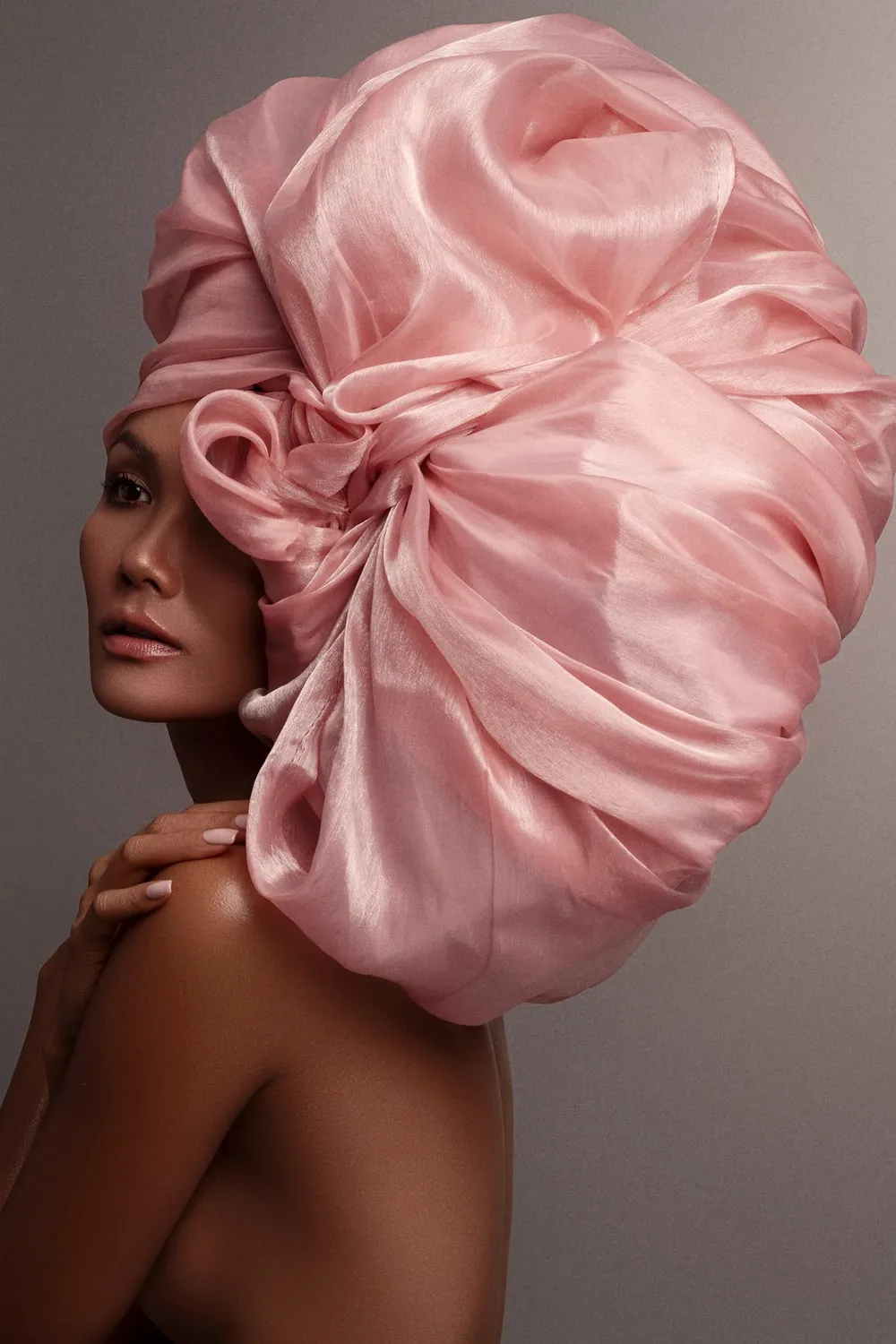 H’Hen Niê kiêu sa, ấn tượng với những chiếc mũ quấn vải ảnh 12