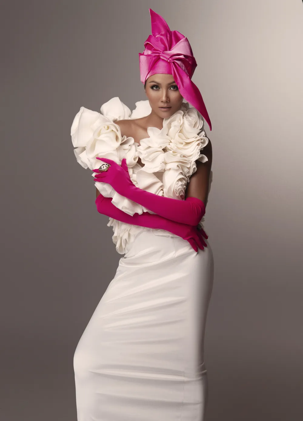 H’Hen Niê kiêu sa, ấn tượng với những chiếc mũ quấn vải ảnh 7