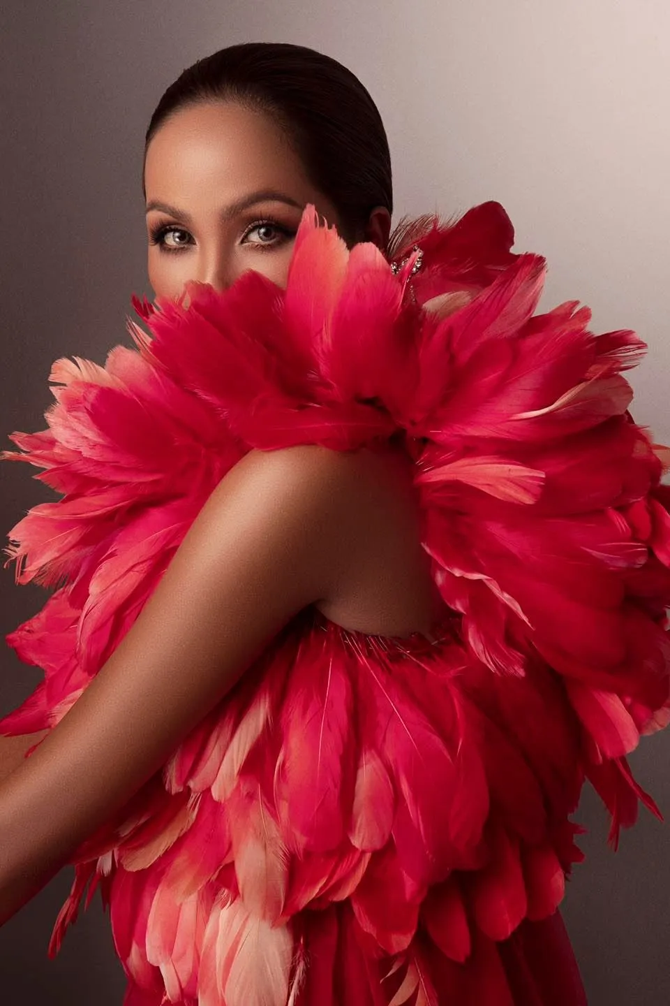 H’Hen Niê kiêu sa, ấn tượng với những chiếc mũ quấn vải ảnh 2