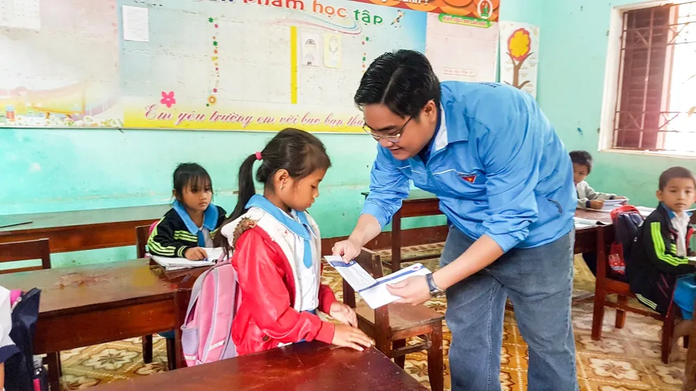 Nhiều cá nhân, đơn vị tiếp tục hỗ trợ người dân bị thiệt hại do bão lũ ảnh 1