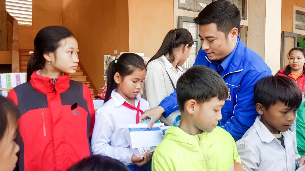 Nhiều cá nhân, đơn vị tiếp tục hỗ trợ người dân bị thiệt hại do bão lũ ảnh 2